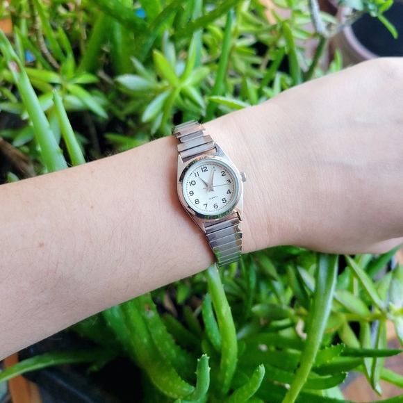 Vintage Classic Silver Quartz Stretch Watch - Picture 4 of 6